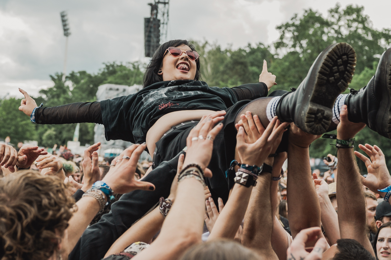 Iron Maiden, Sabaton, Volbeat, The Offspring, Tom Morello, Finch, Bloodywood, Ice Nine Kills, Social Distortion etc. – Erstes Crowdsurfen.