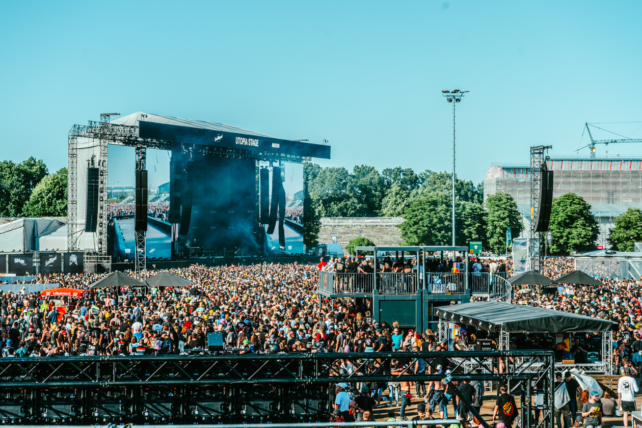 Iron Maiden, Sabaton, Volbeat, The Offspring, Tom Morello, Finch, Bloodywood, Ice Nine Kills, Social Distortion etc. – Gelände mit Bagger.