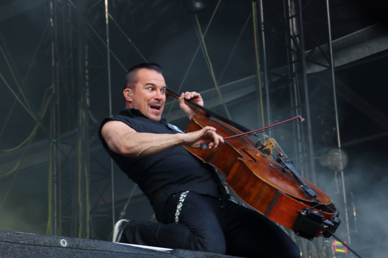 Die Bilder vom Festival. – Voller Einsatz am Cello.