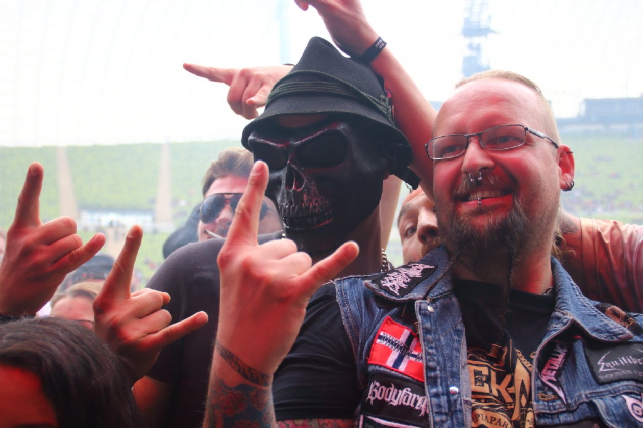 Die Bilder vom Festivalsamstag – Back in black.