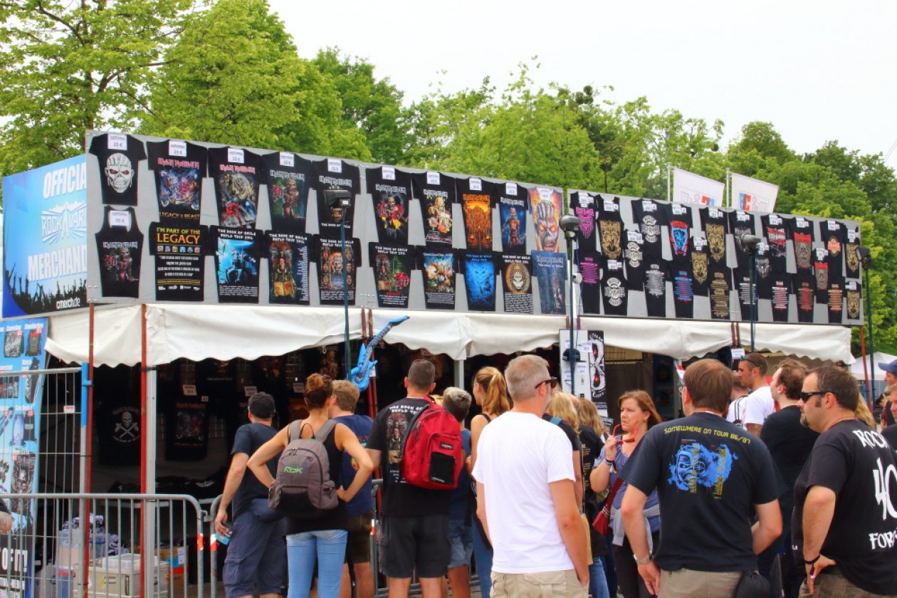 Alle Bilder vom Festivalsonntag – Zwischendutch: Merch.