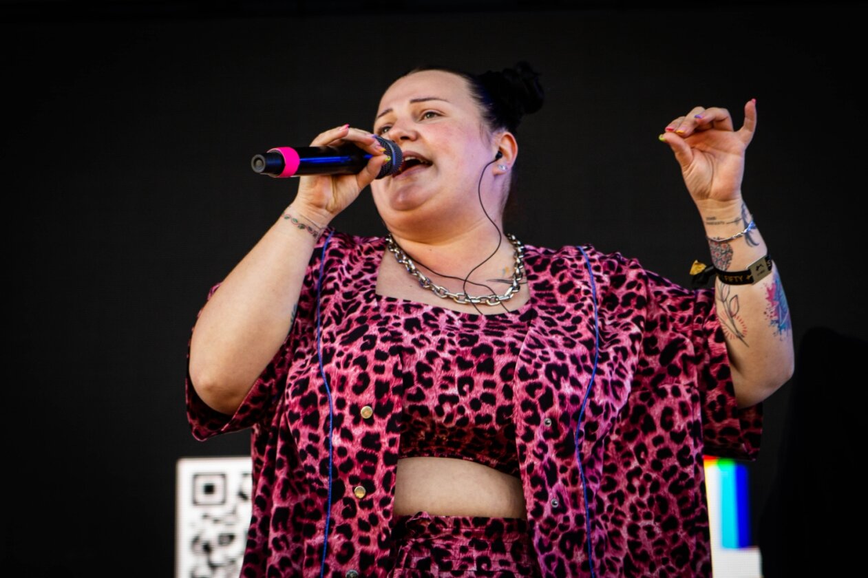 Zum 50. Mal Orange Feeling - mit u.a. Dua Lipa, Post Malone, Turnstile, Robert Plant &amp; Alison Krauss, Sigrid u.a. – Alyona Alyona.