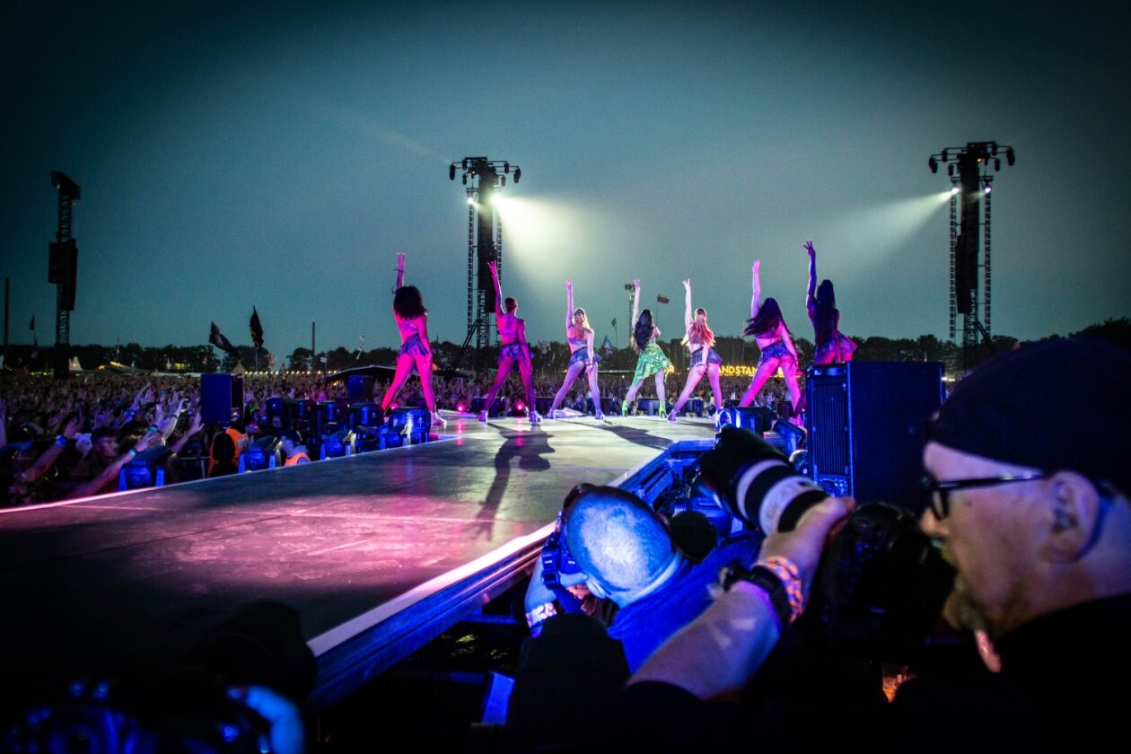 Zum 50. Mal Orange Feeling - mit u.a. Dua Lipa, Post Malone, Turnstile, Robert Plant &amp; Alison Krauss, Sigrid u.a. – Roskilde bei Nacht.