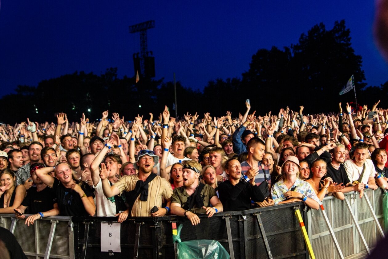 Zum 50. Mal Orange Feeling - mit u.a. Dua Lipa, Post Malone, Turnstile, Robert Plant &amp; Alison Krauss, Sigrid u.a. – Der Blick von der Orange Stage.