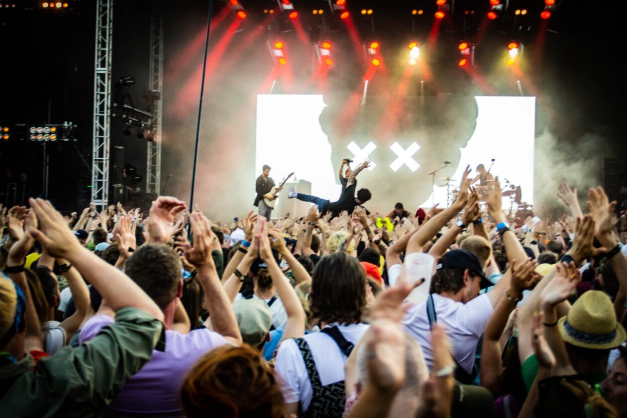 Zum 50. Mal Orange Feeling - mit u.a. Dua Lipa, Post Malone, Turnstile, Robert Plant &amp; Alison Krauss, Sigrid u.a. – Crowdsurfen zum Abschluss.