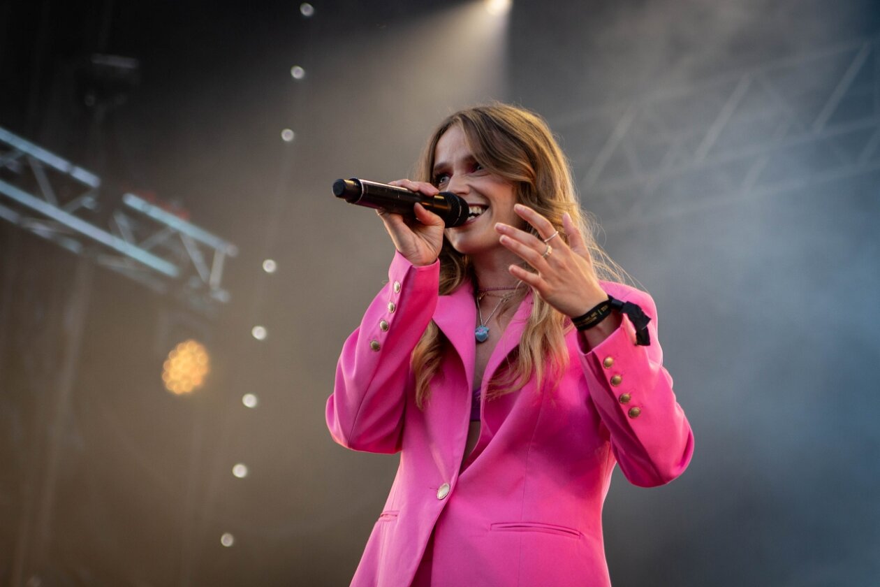 Zum 50. Mal Orange Feeling - mit u.a. Dua Lipa, Post Malone, Turnstile, Robert Plant &amp; Alison Krauss, Sigrid u.a. – Dopha.