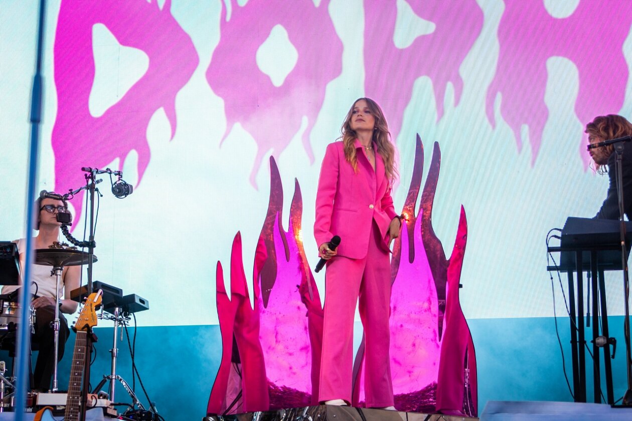 Zum 50. Mal Orange Feeling - mit u.a. Dua Lipa, Post Malone, Turnstile, Robert Plant &amp; Alison Krauss, Sigrid u.a. – Dopha.