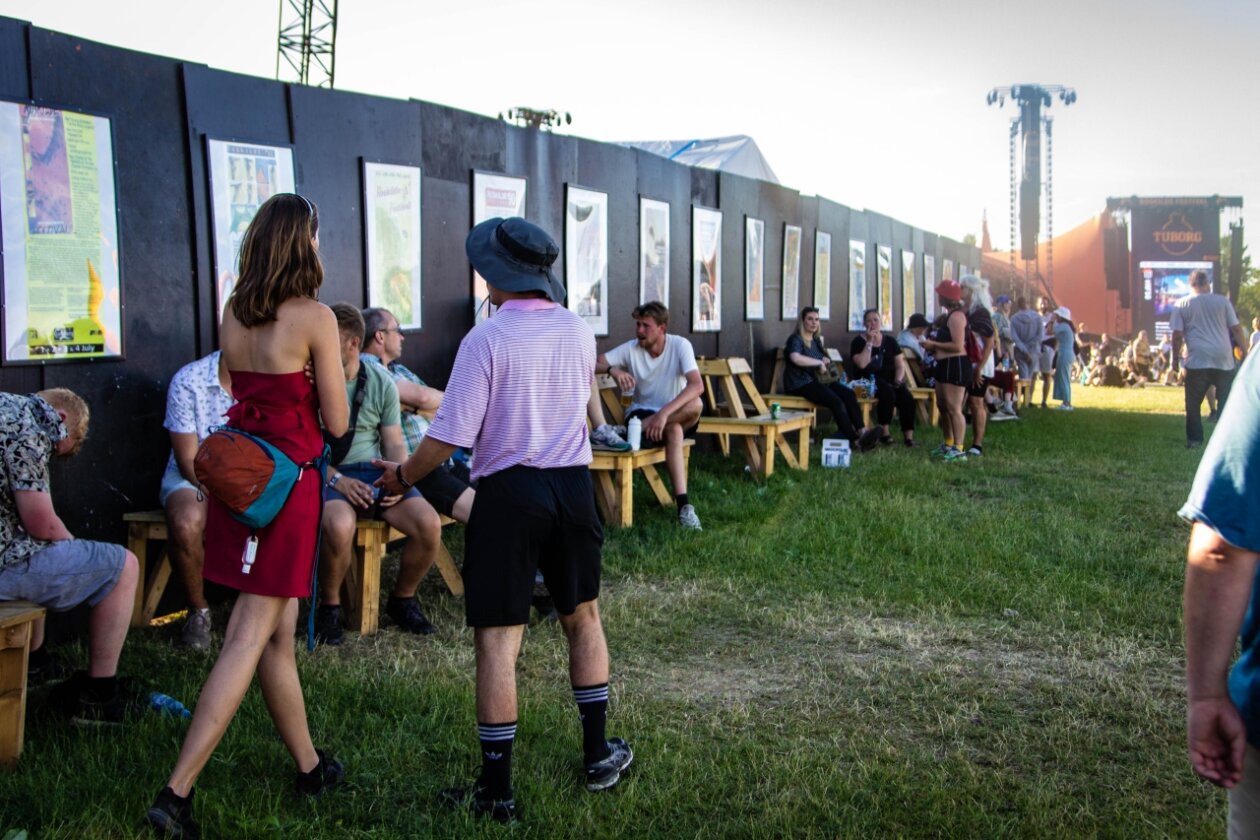 Zum 50. Mal Orange Feeling - mit u.a. Dua Lipa, Post Malone, Turnstile, Robert Plant &amp; Alison Krauss, Sigrid u.a. – History Walk durch 50 Jahre Roskilde.