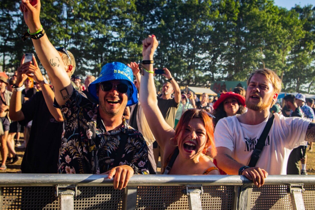 Zum 50. Mal Orange Feeling - mit u.a. Dua Lipa, Post Malone, Turnstile, Robert Plant &amp; Alison Krauss, Sigrid u.a. – Jubel auf dem Feld.