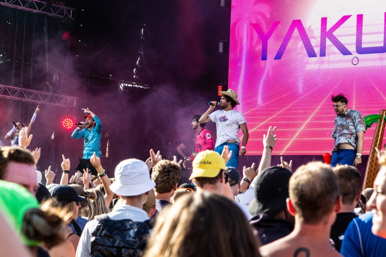 Zum 50. Mal Orange Feeling - mit u.a. Dua Lipa, Post Malone, Turnstile, Robert Plant &amp; Alison Krauss, Sigrid u.a. – Party bei Yakuza.
