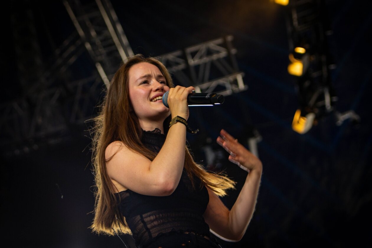 Zum 50. Mal Orange Feeling - mit u.a. Dua Lipa, Post Malone, Turnstile, Robert Plant &amp; Alison Krauss, Sigrid u.a. – Sigrid.