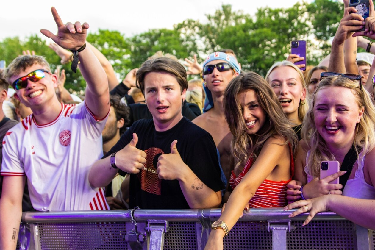Zum 50. Mal Orange Feeling - mit u.a. Dua Lipa, Post Malone, Turnstile, Robert Plant &amp; Alison Krauss, Sigrid u.a. – Die Stimmung passt.