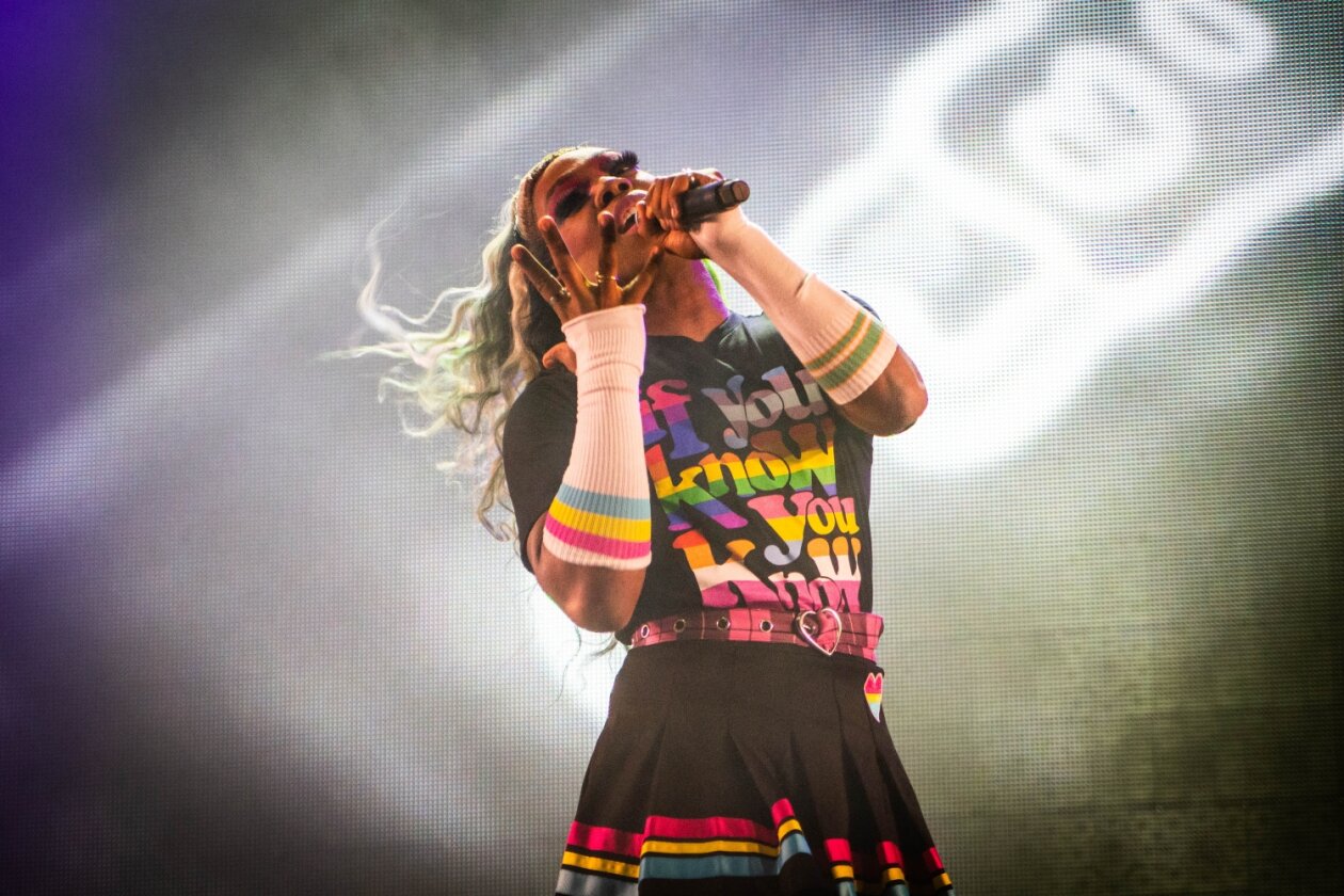 Zum 50. Mal Orange Feeling - mit u.a. Dua Lipa, Post Malone, Turnstile, Robert Plant &amp; Alison Krauss, Sigrid u.a. – Todrick Hall.
