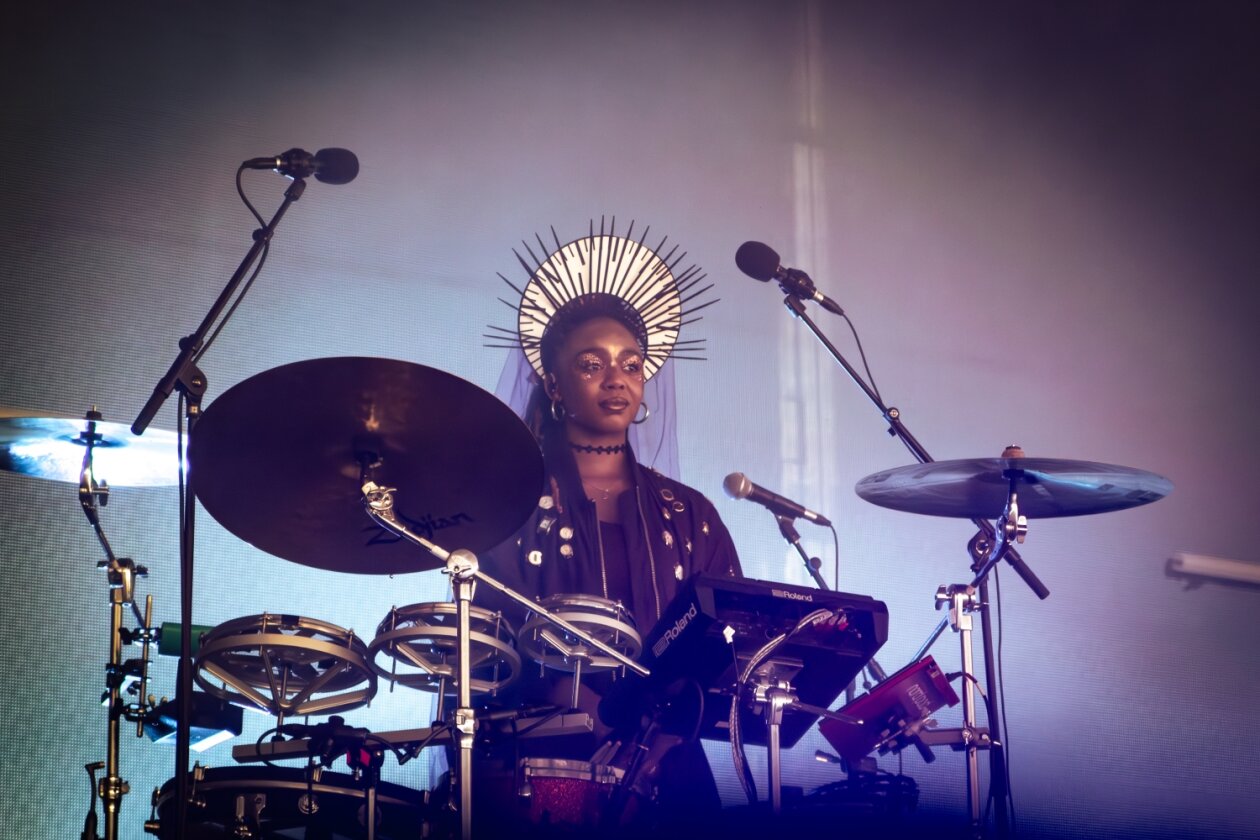 Star-Schaulaufen in Dänemark: Kendrick Lamar, Queens Of The Stone Age, Busta Rhymes, Lil Nas X u.v.a. – Fever Rays Drummerin.