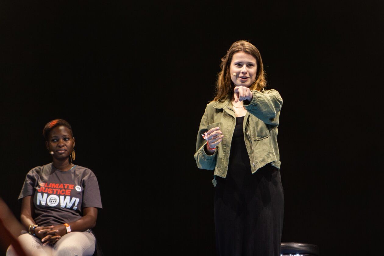 Schaulaufen in Dänemark, Teil zwei: Rosalía, Blur, Lizzo, Loyle Carner etc. – Luisa Neubauer spricht im Climate Justice-Panel.