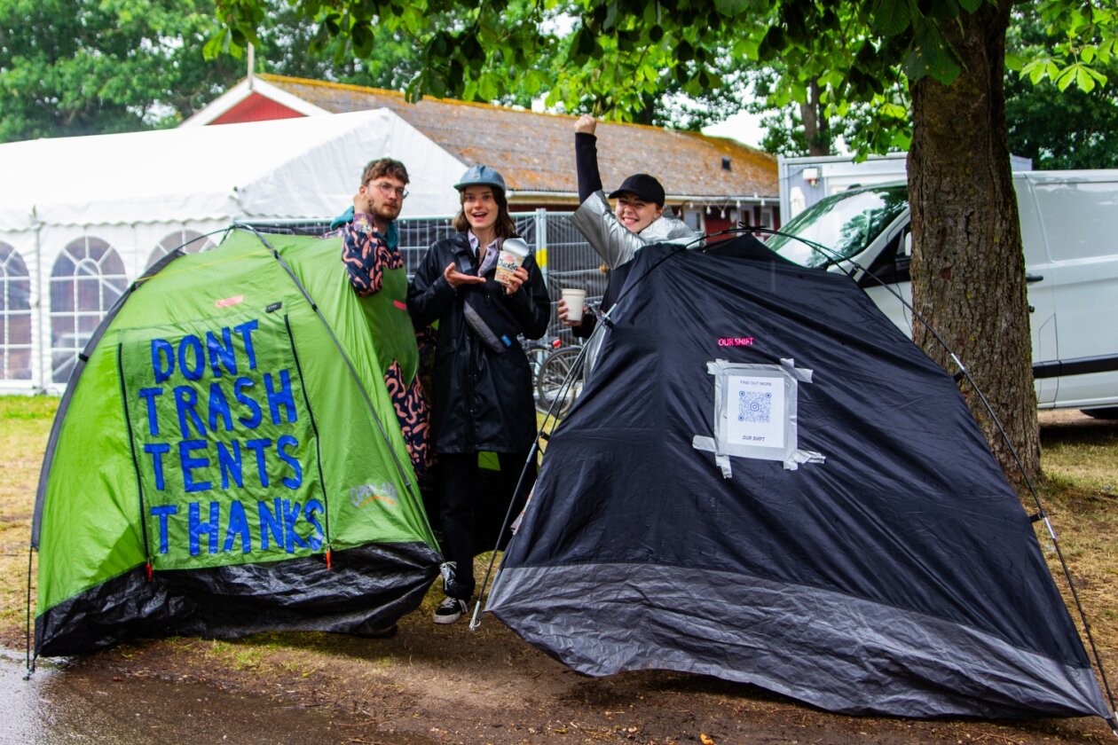 Schaulaufen in Dänemark, Teil zwei: Rosalía, Blur, Lizzo, Loyle Carner etc. – Die Modemarke Our Shift wirbt mit Zelt-Regenjacke für weniger Müll.