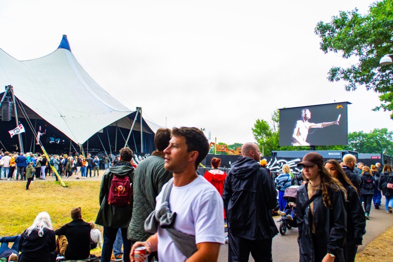 Schaulaufen in Dänemark, Teil zwei: Rosalía, Blur, Lizzo, Loyle Carner etc. – Musikhören geht an der Arena auch draußen.