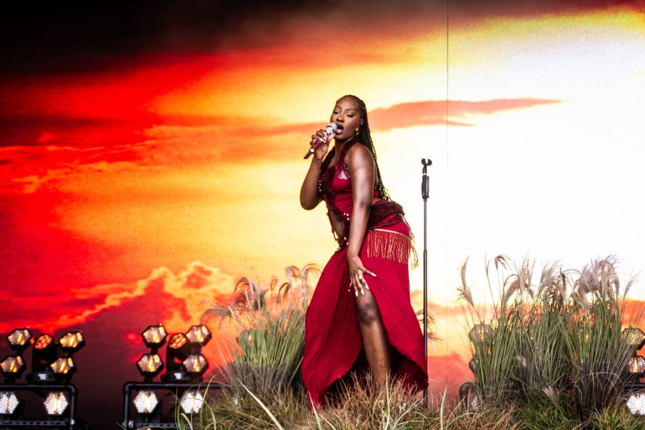 Der letzte Festivaltag mit Jane’s Addition, SZA u.v.a. – Tems auf der Orange Stage.