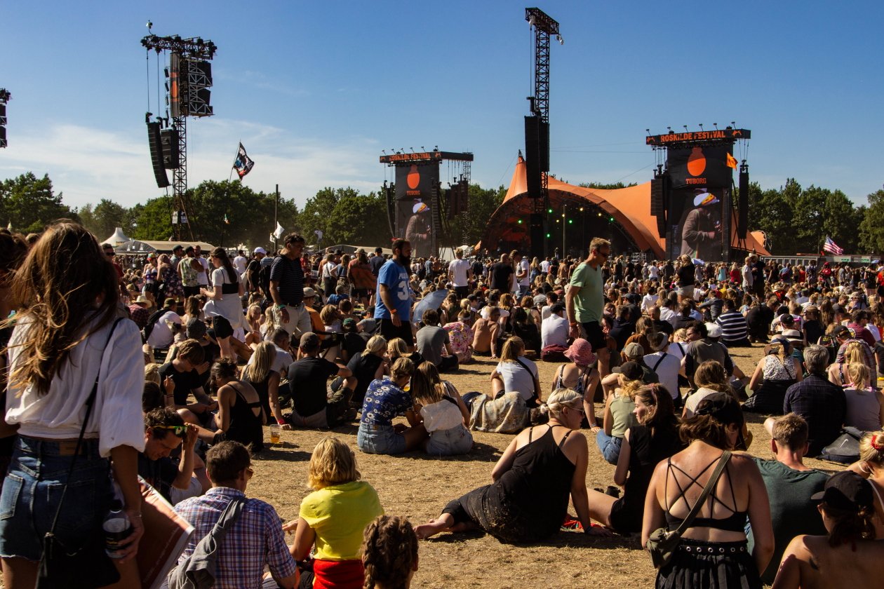 Eminem, Nine Inch Nails u.v.a. beim großen dänischen Festival. – Blauer Himmerl über Roskilde.