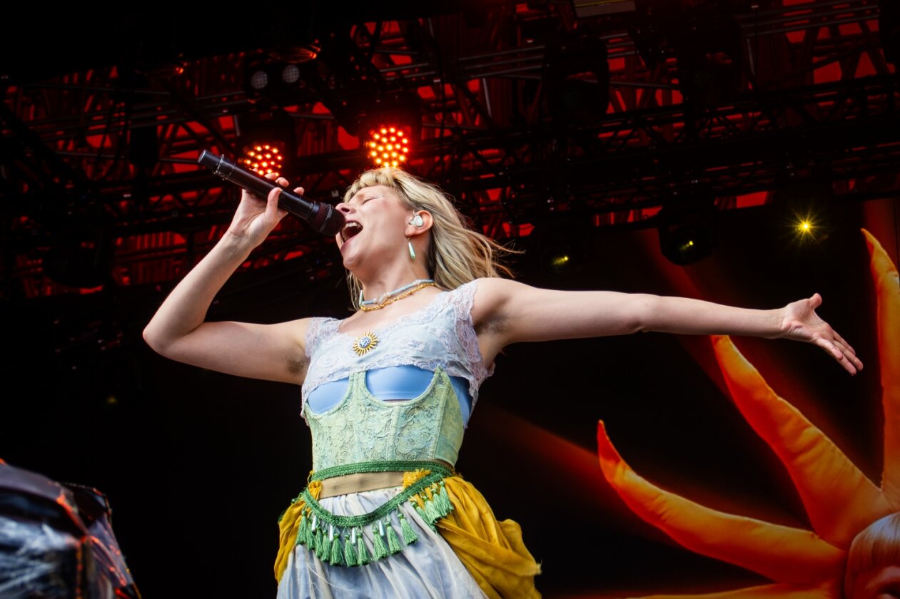Der Freitag: Foo Fighters vs. Charli XCX vs. Fußball, Moshpits und Seitenhiebe. – Aurora.