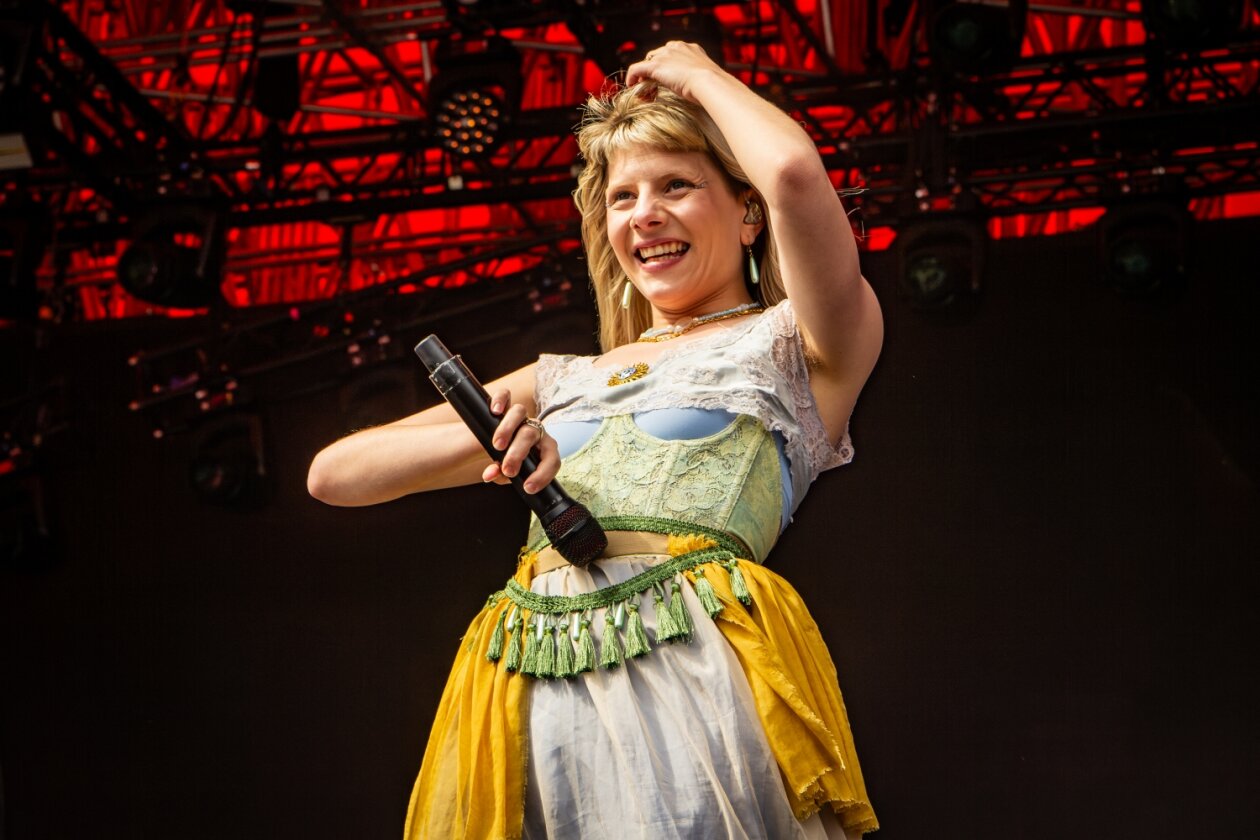 Der Freitag: Foo Fighters vs. Charli XCX vs. Fußball, Moshpits und Seitenhiebe. – Aurora.