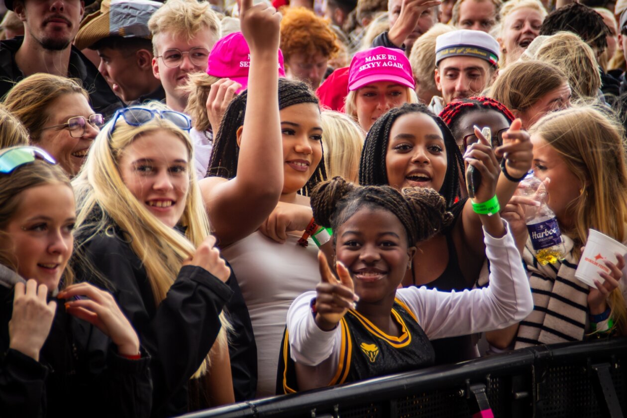Der Freitag: Foo Fighters vs. Charli XCX vs. Fußball, Moshpits und Seitenhiebe. – Feierei.