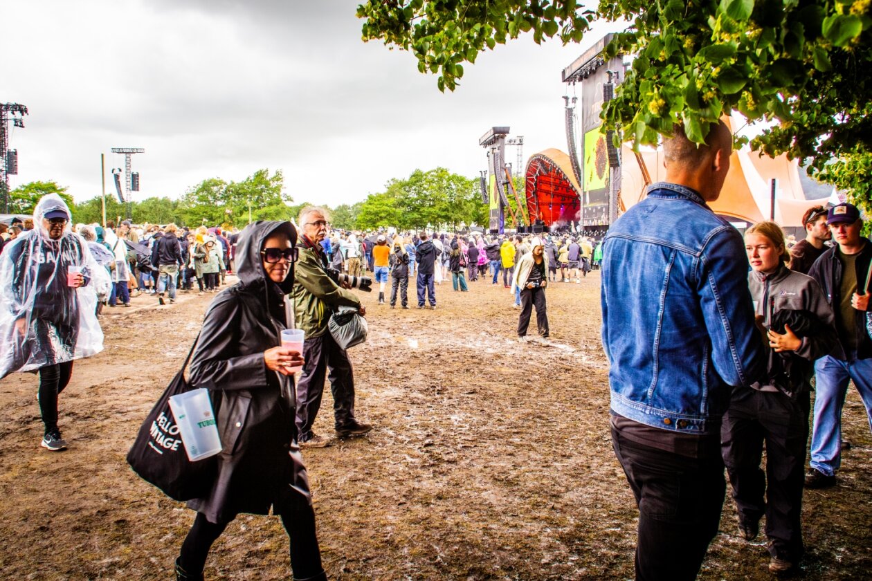 Der Freitag: Foo Fighters vs. Charli XCX vs. Fußball, Moshpits und Seitenhiebe. – Flucht vor dem nahenden Regen.