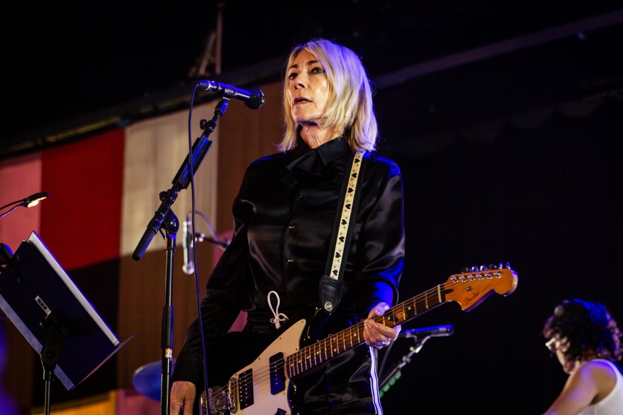 Der Freitag: Foo Fighters vs. Charli XCX vs. Fußball, Moshpits und Seitenhiebe. – Kim Gordon.