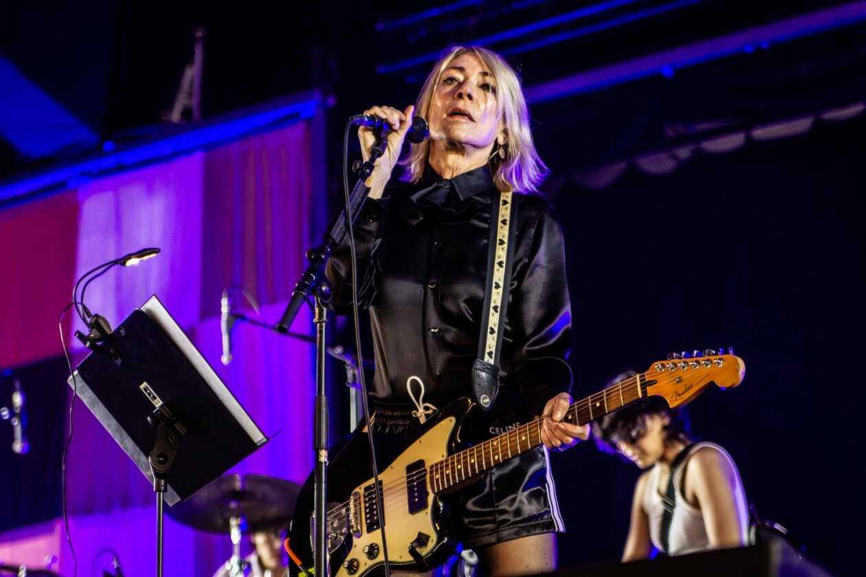 Der Freitag: Foo Fighters vs. Charli XCX vs. Fußball, Moshpits und Seitenhiebe. – Kim Gordon.