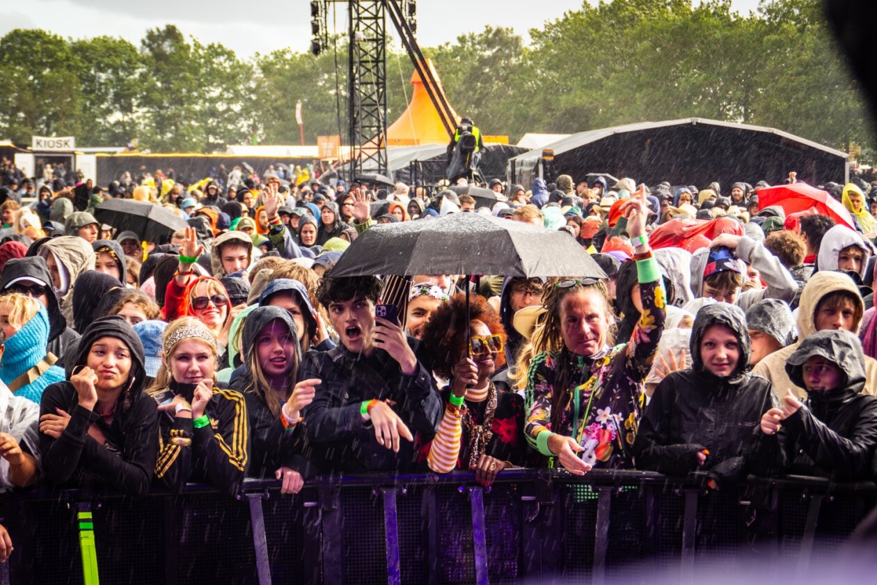 Der Freitag: Foo Fighters vs. Charli XCX vs. Fußball, Moshpits und Seitenhiebe. – Die Laune bleibt oben.