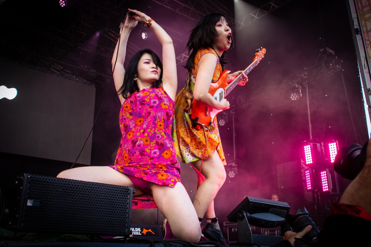 Der Freitag: Foo Fighters vs. Charli XCX vs. Fußball, Moshpits und Seitenhiebe. – Otoboke Beaver.