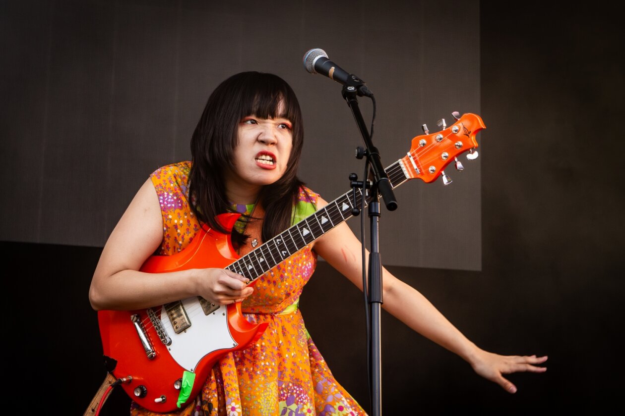 Der Freitag: Foo Fighters vs. Charli XCX vs. Fußball, Moshpits und Seitenhiebe. – Otoboke Beaver.