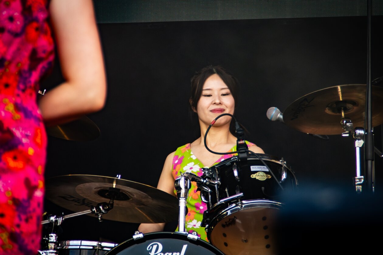 Der Freitag: Foo Fighters vs. Charli XCX vs. Fußball, Moshpits und Seitenhiebe. – Otoboke Beaver.