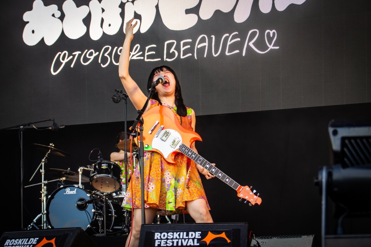 Der Freitag: Foo Fighters vs. Charli XCX vs. Fußball, Moshpits und Seitenhiebe. – Otoboke Beaver.