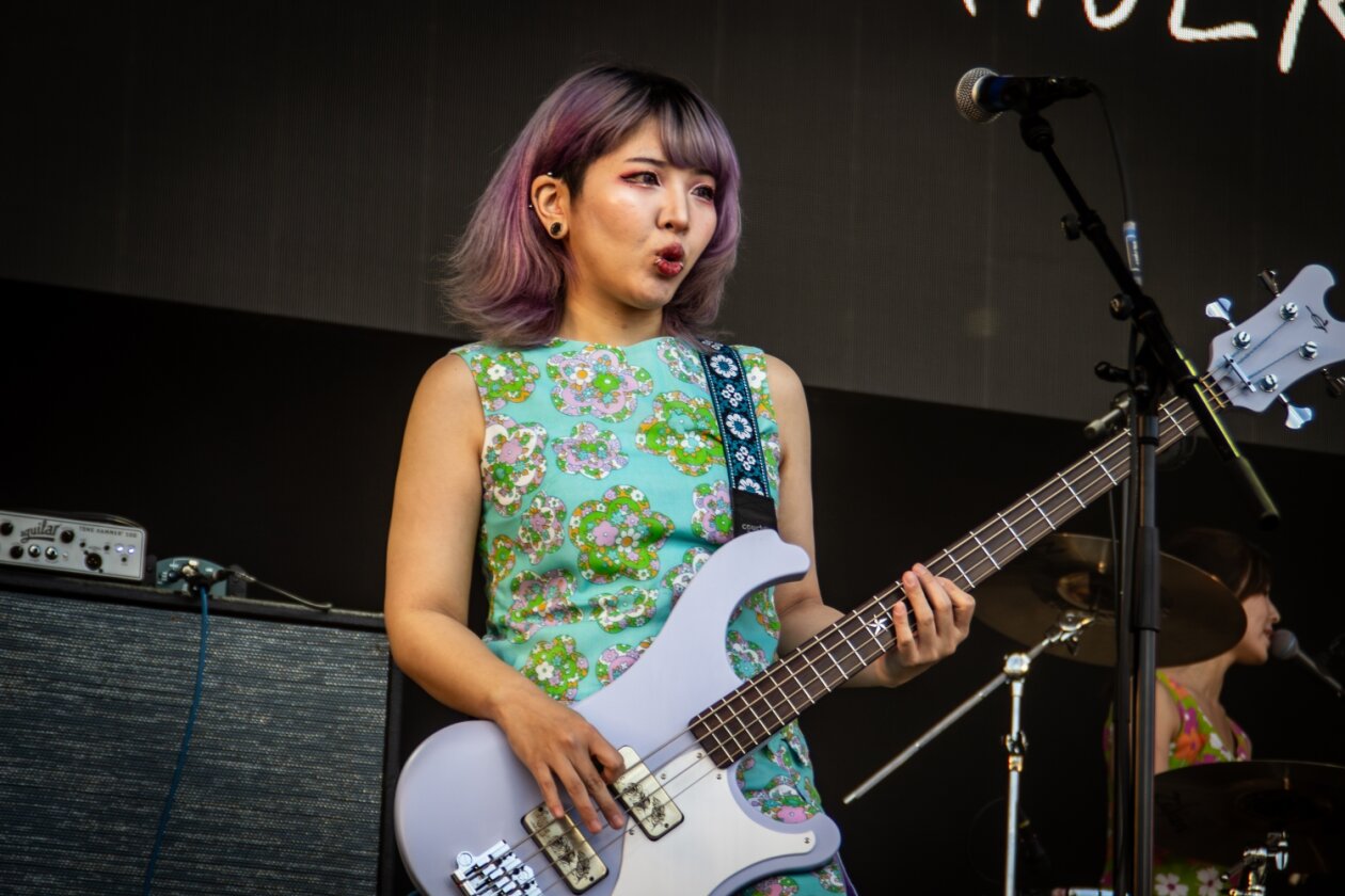 Der Freitag: Foo Fighters vs. Charli XCX vs. Fußball, Moshpits und Seitenhiebe. – Otoboke Beaver.
