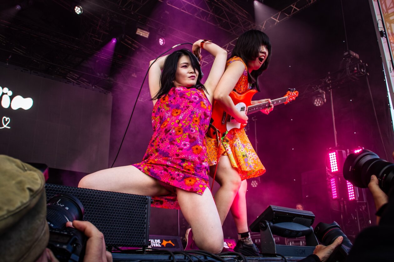 Der Freitag: Foo Fighters vs. Charli XCX vs. Fußball, Moshpits und Seitenhiebe. – Otoboke Beaver.