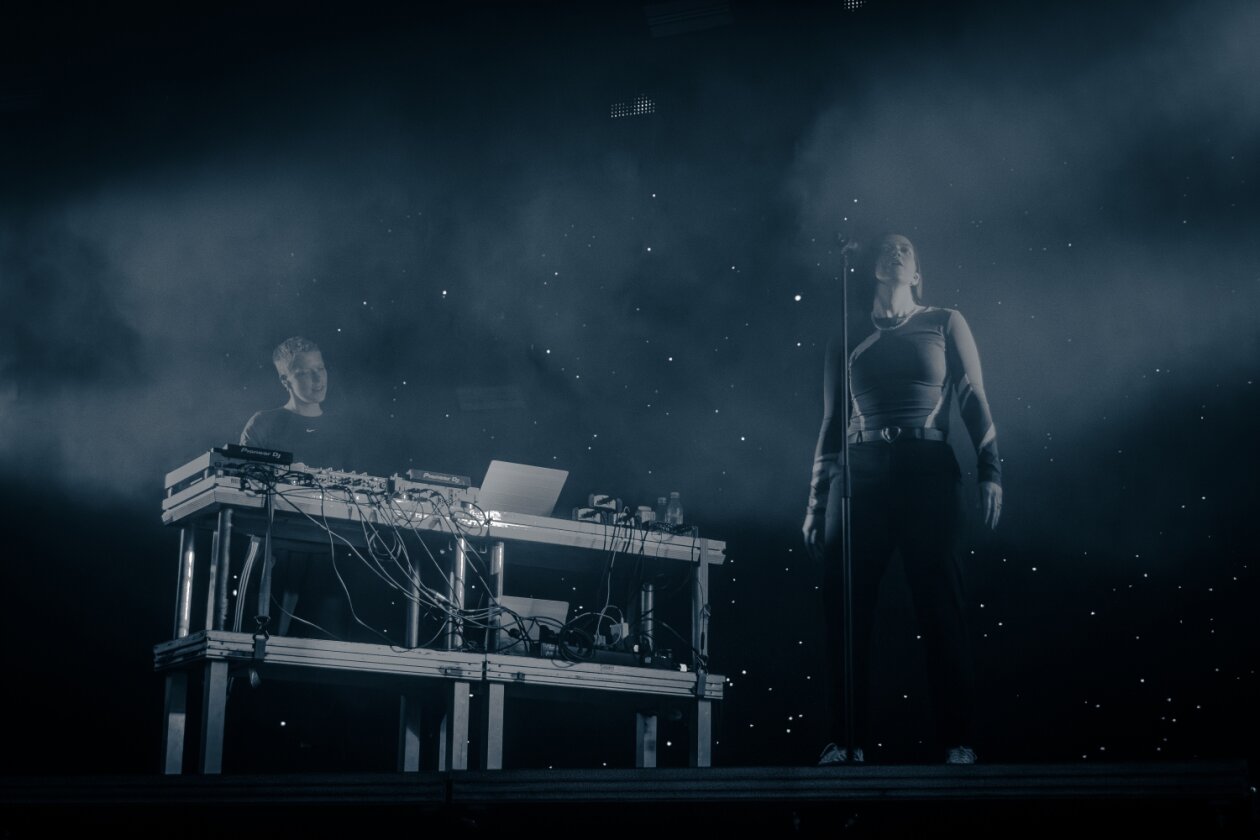 Der Freitag: Foo Fighters vs. Charli XCX vs. Fußball, Moshpits und Seitenhiebe. – Romy.