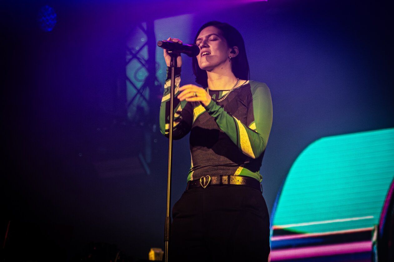 Der Freitag: Foo Fighters vs. Charli XCX vs. Fußball, Moshpits und Seitenhiebe. – Romy ohne The XX.