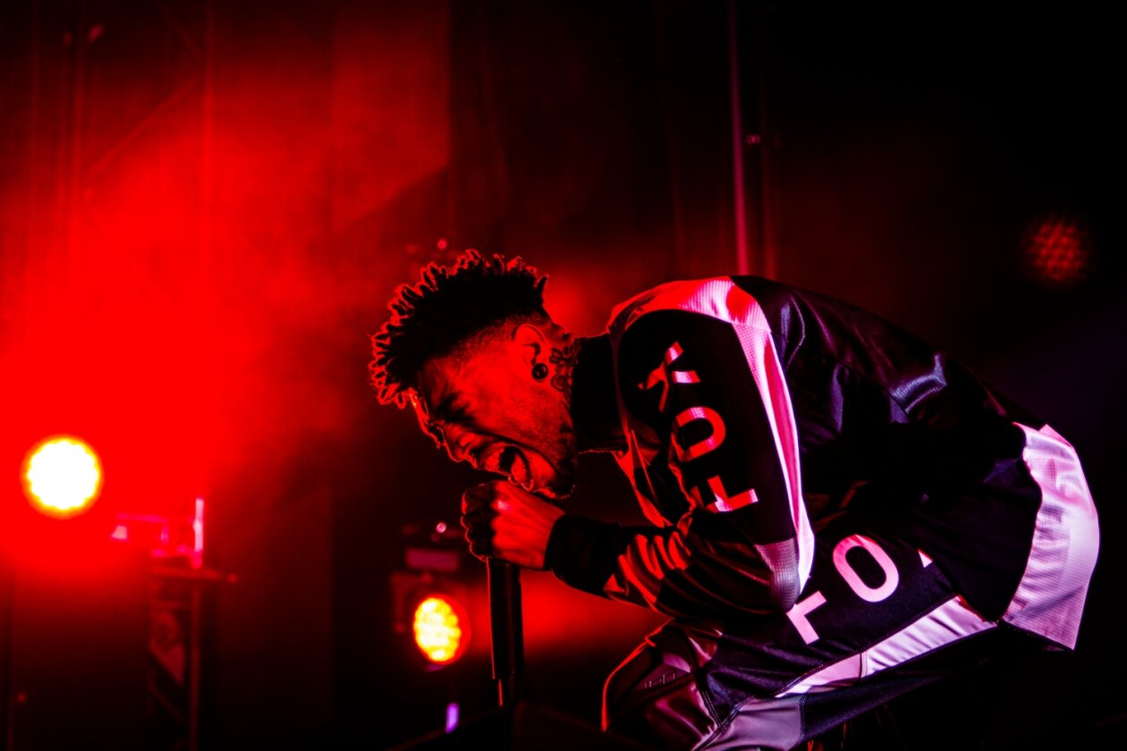 Der Freitag: Foo Fighters vs. Charli XCX vs. Fußball, Moshpits und Seitenhiebe. – Scarlxrd.
