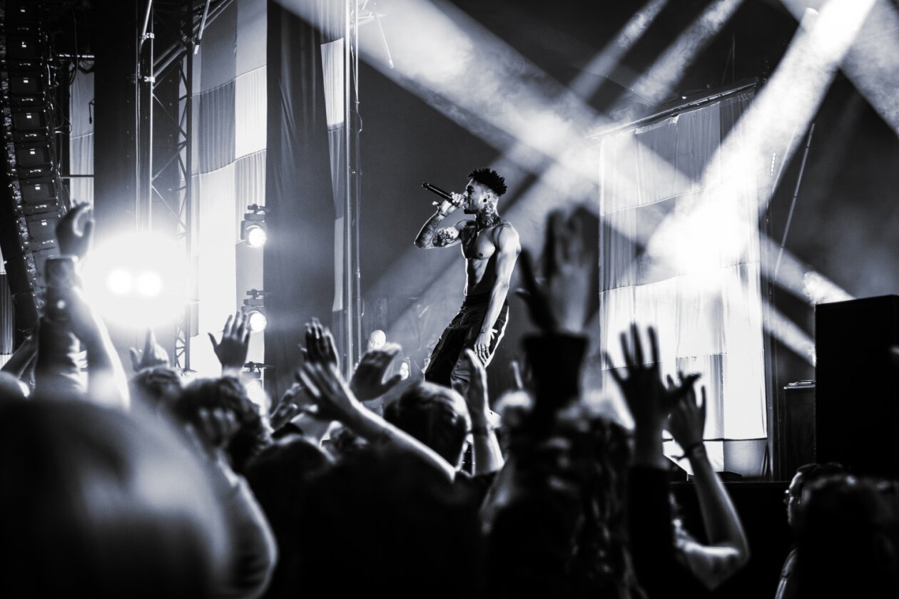 Der Freitag: Foo Fighters vs. Charli XCX vs. Fußball, Moshpits und Seitenhiebe. – Scarlxrd.