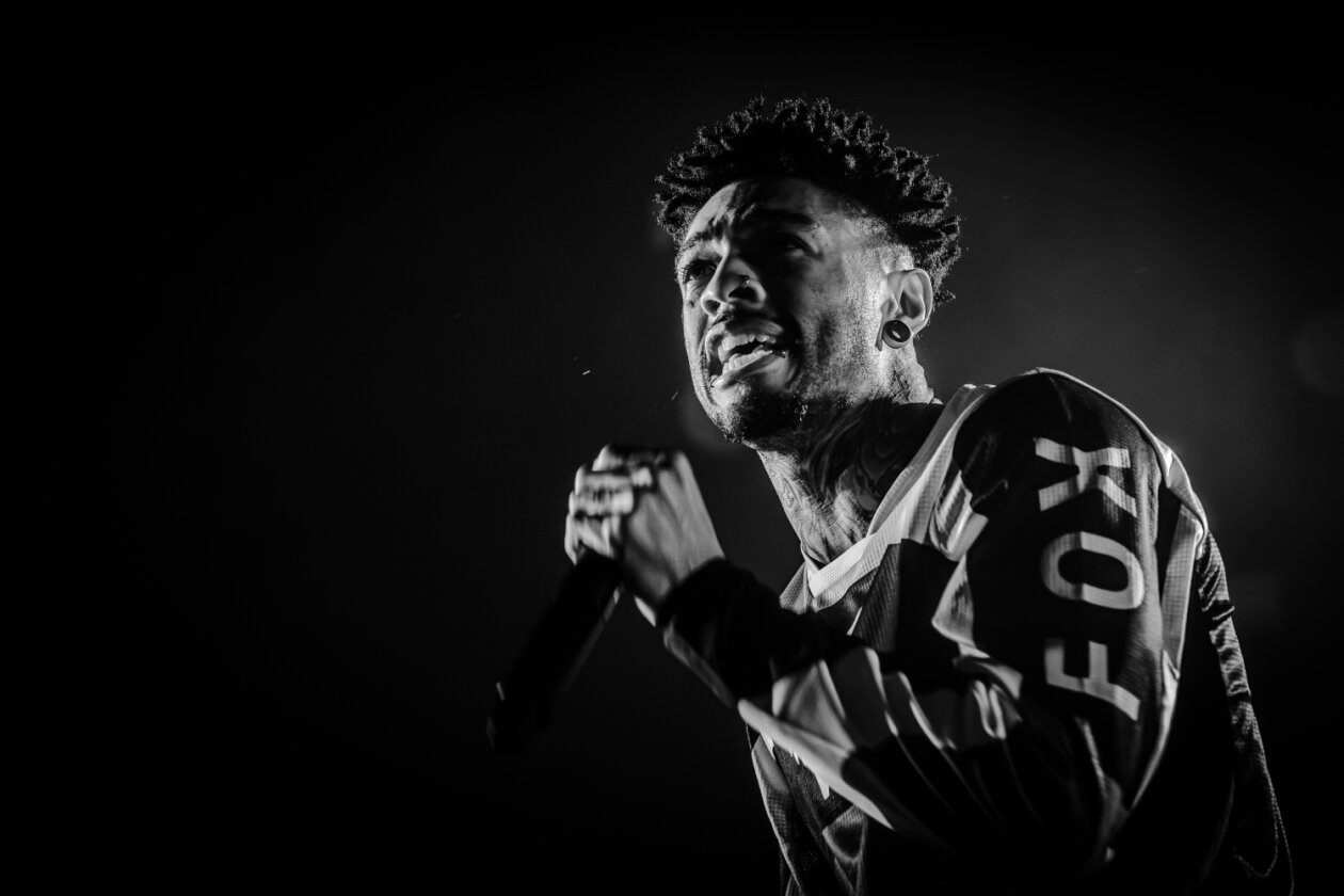 Der Freitag: Foo Fighters vs. Charli XCX vs. Fußball, Moshpits und Seitenhiebe. – Scarlxrd.