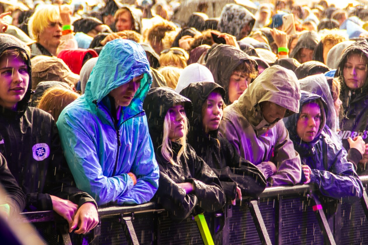 Der Freitag: Foo Fighters vs. Charli XCX vs. Fußball, Moshpits und Seitenhiebe. – Sonne und Regen wechseln sich ab.