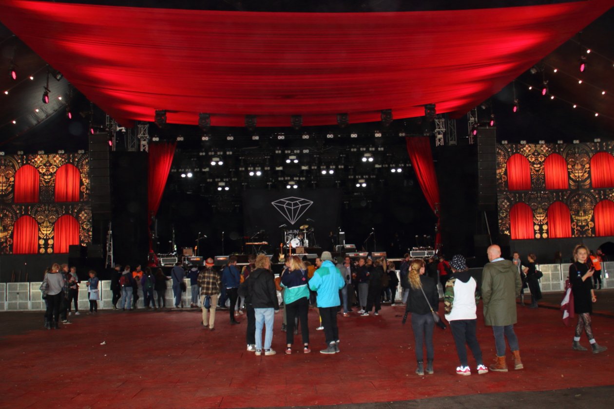 Mit Fotos von Red Fang, Fallulah, Madame Gandhi, The Weeknd und Princess Nokia. – Dekadenz hat einen Namen: Avalon.