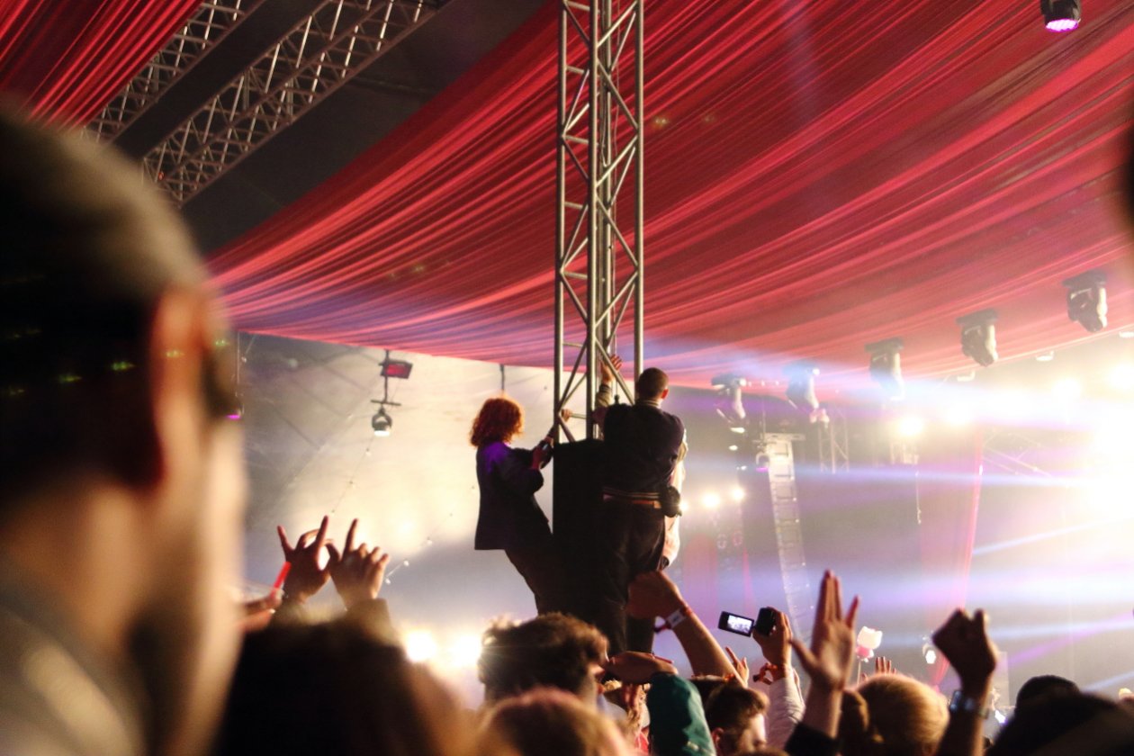 Mit Fotos von Red Fang, Fallulah, Madame Gandhi, The Weeknd und Princess Nokia. – Gucci Mane regt zum Gipfelsturm an.