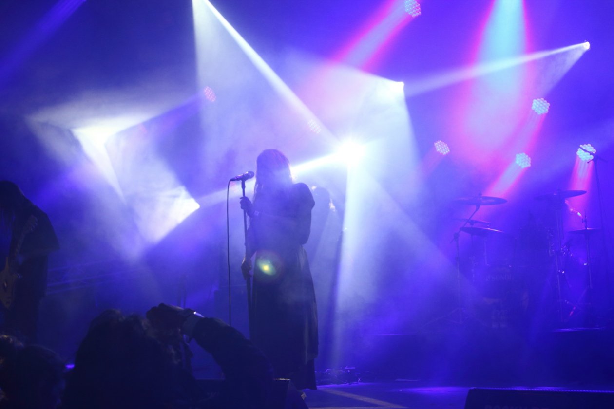 Mit Fotos von Red Fang, Fallulah, Madame Gandhi, The Weeknd und Princess Nokia. – Nebel bei Oathbreaker.