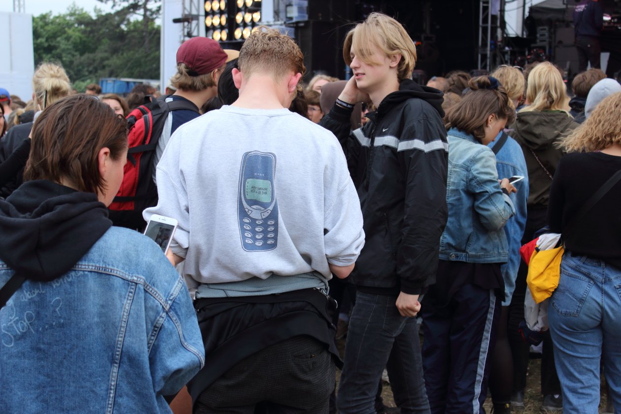 Mit Fotos von Red Fang, Fallulah, Madame Gandhi, The Weeknd und Princess Nokia. – Ein Nokia und vier Smartphones warten auf Princess Nokia.