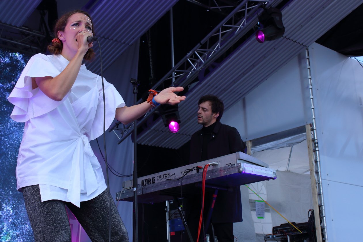 8 Tage Orange Feeling mit Irah, Barselona und der Sith-Invasion. – Astro Pop.