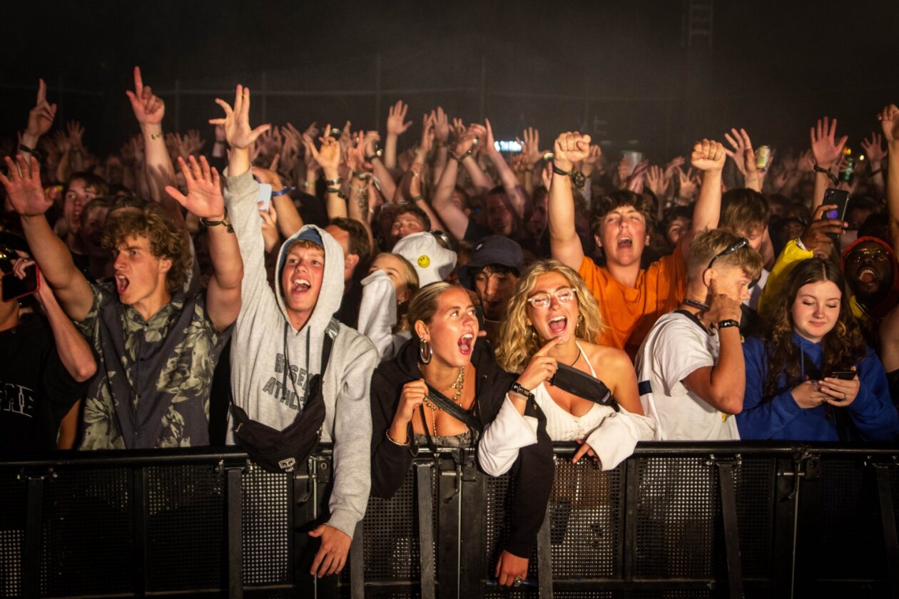 Noch mehr Orange Feeling zum 50. Jubiläum – mit u.a. Megan Thee Stallion, Tyler The Creator und Arlo Parks. – Die Crowd frisst ihm aus den Händen.