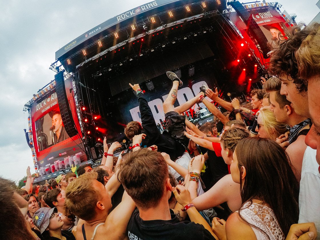 Schnappschüsse ohne Ende: aus dem Fotograben, von der Bühne, mittendrin im Moshpit oder unterwegs auf dem Festivalgelände. – Action bei den Broilers (Rock am Ring 2018).