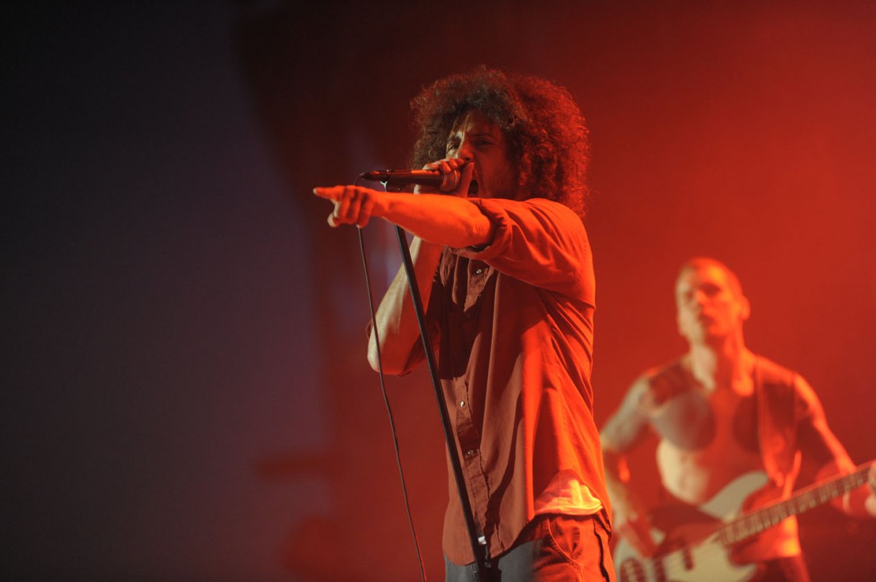 Schnappschüsse ohne Ende: aus dem Fotograben, von der Bühne, mittendrin im Moshpit oder unterwegs auf dem Festivalgelände. – Aktueller denn je: Rage Against The Machine, 2010 bei Rock am Ring.